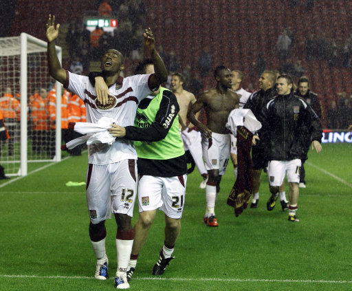 阿尔卡拉斯为了表演赛也是拼了，不过这种e人性格观众是肯定愿意买票的（阿尔卡拉斯为表演赛也拼尽全力，这种外向性格观众更愿买单）